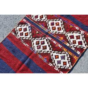 Alfombra turca Kilim, diseño de retales rojo y negro, área grande, técnica de tejido plano de 2,7x4,1 pies, respaldo de látex de lana para decoración de habitación de pasillo - Product Image 5