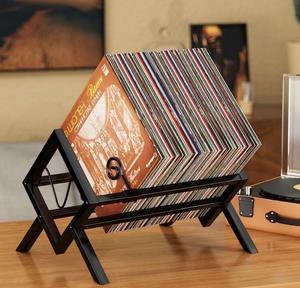 Elegantes sujetalibros de metal hechos a mano con detalles artísticos calados que agregan sofisticación y encanto al estilo de estantería - Product Image 2