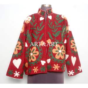 Veste matelassée de style ethnique rouge pour femmes avec broderie florale à la main, col mandarin, logo personnalisé, veste d'hiver épaisse - Product Image 1