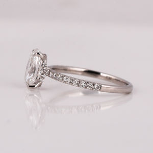 Dazzling Perfection Bague de fiançailles en diamant de laboratoire taillé ovale personnalisé Glamour Sterling Silver Gold Anniversary Gift IGI - Product Image 1