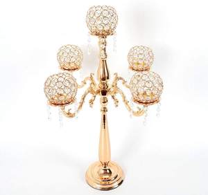 Candélabre en métal à trois bras doré, élégant, fait à la main, porte-bougie pour un style de décoration intérieure sophistiqué - Product Image 3