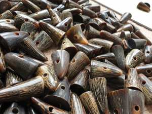 Bascule en corne de boeuf de buffle fabriquée à la main avec un bouton à bascule poli à 2 trous - Product Image 2