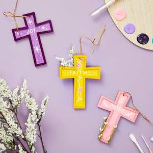 Cruz hecha de madera recuperada con textura natural y atractivo hecho a mano para hogares religiosos minimalistas en la costa más baja - Product Image 1