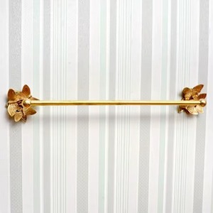 Elegante toallero de metal recubierto de oro con diseño elegante montado en la pared para baño y tocador Características Calentador incorporado - Product Image 6