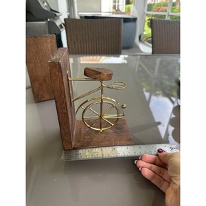 Porte-livres décoratifs en bois en forme de vélo, parfaits pour le bureau, la table d'étude et la décoration d'espace de travail créatif, fabriqués à la main en Inde - Product Image 3