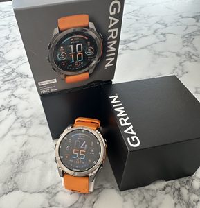 Reloj Inteligente GPS Garmin Fenix 8 de 51 mm con Pantalla AMOLED, Asistente de Voz con IA, Tarjeta SIM 5G, Seguimiento Multideportivo, Diseño Unisex - Product Image 1