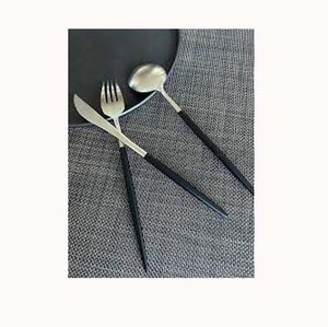 Ensemble plaqué argent royal de haute qualité avec conception en résine noire ensemble de couverts modernes à long manche rond - Product Image 1