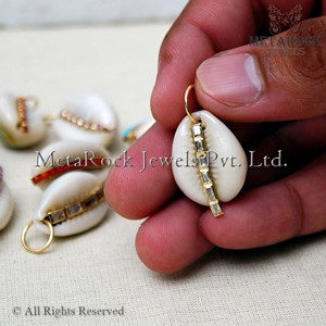 Baguette-colgante de conchas de oro amarillo de 14k, colgante de conchas de cauri, joyería, venta al por mayor - Product Image 5