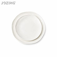 Assiette à dîner en céramique blanche, assiette à salade en porcelaine texturée ondulée, plat moderne et organique, compatible micro-ondes et lave-vaisselle, de qualité supérieure