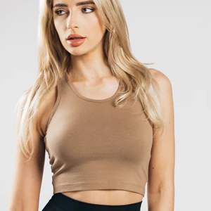94% coton 6% élasthanne encolure dégagée sans manches Style dos nu longue ligne beige foncé femmes ajusté Performance Crop Top sans manches - Product Image 6