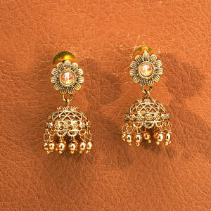 Jhumki delicado antiguo con chapado en oro disponible a un precio razonable para temporadas festivas - Product Image 2