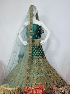 Elegancia Nupcial Atemporal: Lehenga de Terciopelo Pesado con 3 Volantes y Latkan, Bordado Completo, Sin Coser, con Detalles de Jarkan y Blusa Larga Adornada - Product Image 2
