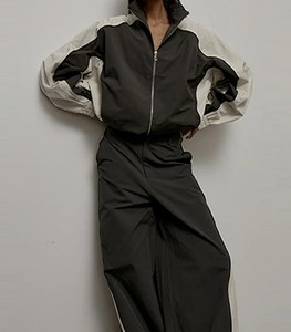 Chaqueta deportiva de concha suave acolchada con capucha y cuello levantado a la moda, impermeable, de lona, con logotipo frontal para deportes al aire libre - Product Image 3