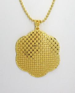 Pendentif designer en alliage de laiton plaqué or avec boucle d'oreille chaîne pendentif ensemble pendentifs bijoux de créateur d'exportation traditionnelle à la mode - Product Image 2