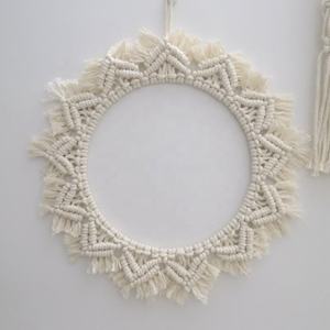 Espejo de decoración de pared redondo bohemio moderno hecho a mano con borlas de macramé adorno colgante tejido de algodón para cumpleaños - Product Image 1