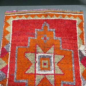 Alfombra de 2.7x9.4 pies, Alfombra Vintage, Alfombra con Estampado Animal Rojo - Product Image 2