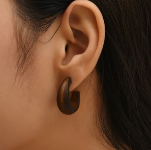 Boucles d'oreilles en bois faites à la main pour femmes, détails subtils, style ange d'amour moderne écologique, brun rustique avec crochets dorés - Product Image 1