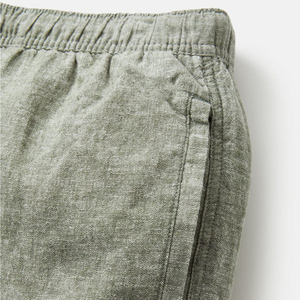 Pantalones cortos informales con bolsillos para hombre supersuaves y duraderos con cintura elástica de tela tejida de lino 75% algodón 25% en blanco sólido personalizado al por mayor - Product Image 3