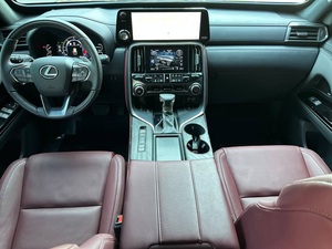 Lexus LX 500d 2023 Usado, Automático, Asientos de Cuero, Interior Oscuro, Cámara Trasera, Techo Solar, Volante a la Derecha/Izquierda, Neumáticos R17 - Product Image 2