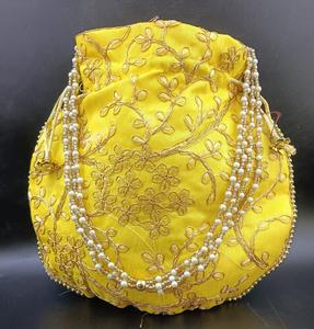 Sacs Potli, pochettes et bracelets de créateur de bijoux artisanaux, style Rajasthani Batwa, ajustables et flexibles, pour mariages, fêtes et cadeaux - Product Image 3