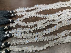 Cuentas facetadas briolette de piedra lunar arcoíris blanco natural 3x5mm forma de gota de lágrima 9 pulgadas hebra larga - Product Image 3