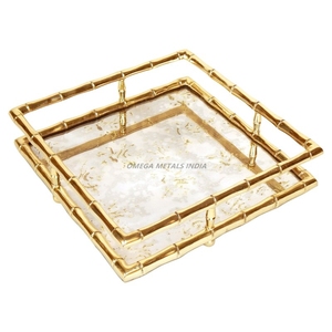 Charmants plateaux de service en forme de coeur en or avec un design unique parfait pour les friandises et les paramètres de table romantiques - Product Image 5