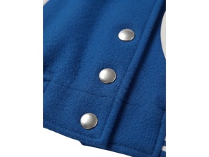 Chaqueta Varsity Azul y Blanca de Lujo Personalizada para Hombre, Chaqueta Varsity con Mangas de Cuero y Letras Bordadas, Manga Regular con Botones - Product Image 4