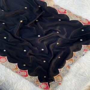 Sari VASTRA COTTAGE de Georgette Satinado Negro Clásico con Bordado de Lentejuelas, Elegante para Fiestas y Eventos Nocturnos - Product Image 2