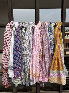 Pareo de algodón indio con estampado a mano, bufanda boho, pareo floral, cubierta de playa ligera, regalo para mujer, ropa regional. - Product Image 5