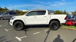 Toyota Hilux 2020 con Faros LED Blancos, Neumáticos R18, Volante a la Izquierda, Aire Acondicionado Automático, Asientos Manuales en Venta - Product Image 4