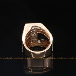 Anillo con inicial Hip Hop J completamente helado de redondo y corte Baguette diamantes de moissanita originales 10kt oro rosa para unisex - Product Image 5
