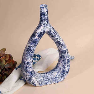 Jarrón de Cerámica Triangular Texturizado Azul Oscuro Contemporáneo, Estilo Moderno, Hecho a Mano, Versátil, Maceta de Porcelana para Mesa, Estilo Chino - Product Image 1