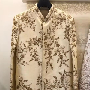 BORDADO PESADO DE 2017 EN EL NOVIO SHERWANI Y PANTALÓN Y ZAPATO A JUEGO CON CUENTAS DE CRISTAL EMBELLECIDAS, TRABAJO DE DABKA = 2024 - Product Image 1