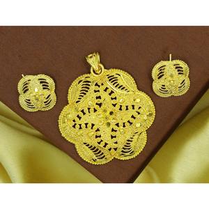 Colgante de cadena y pendientes de aleación de Latón chapado en oro, conjunto de joyería tradicional de diseño de exportación - Product Image 1