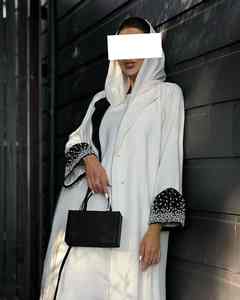 ชุดเดรสอีดสีดำ ปี 2025 แบบเปิดสำหรับสตรีมุสลิม ผ้าไหมคุณภาพสูงจากดูไบ แขนยาวประดับลูกปัด ป้องกันรอยยับ ทำมือ ขายดี - Product Image 1