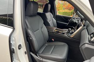 Lexus LX 600 Premium ปี 2022 สภาพดี ใช้งานน้อย 60 ไมล์ พร้อมแพ็คเกจตกแต่งภายนอกและภายใน 7 ที่นั่ง - Product Image 5