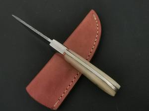 Cuchillo de caza de acero de Damasco personalizado hecho a mano con mango de hueso de camello y Funda de cuero compatible con OEM - Product Image 3