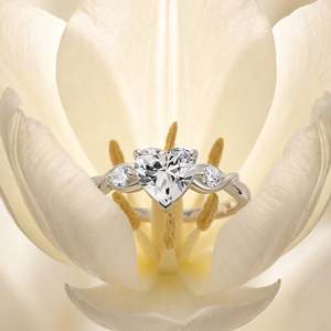 Anillo de Compromiso Jeulia Infinity Twist con Tres Piedras en Forma de Corazón, Chapado en Oro Rosa, Anillo de Eternidad Moderno - Product Image 4
