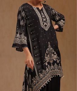 Traje clásico de Kurta con detalles bordados en negro con elegante ajuste holgado estilo indio pakistaní para mujeres a un precio asequible - Product Image 3