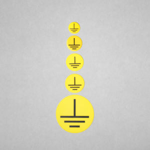 สัญลักษณ์การต่อสายดิน ป้ายความปลอดภัย ตัวทำเครื่องหมายอุปกรณ์ไฟฟ้าอุตสาหกรรมที่ทนทาน มองเห็นได้ชัดเจน กันน้ำ ป้องกันรอยขีดข่วน - Product Image 4