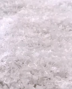 Escamas de PET recicladas transparentes no coloreadas lavadas en caliente de grado AA Producto de PET de calidad premium - Product Image 1