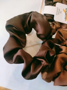 Việt Nam Nhà Máy bắt chước Lụa Scrunchie Tùy Chỉnh Bao Bì Tóc Phụ Kiện Mềm Tóc Ban Nhạc Độ Đàn Hồi Tốt Cho Phụ Nữ Và Kid - Product Image 3