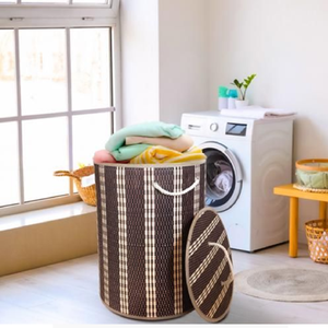 Panier à linge en bambou noir avec un couvercle, une doublure blanche et des poignées en corde. Disponible aux prix de gros. - Product Image 4