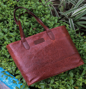 Grand sac à main en cuir marron ample pour femmes, un sac à bandoulière confortable et non structuré, disponible à prix de gros dès maintenant. - Product Image 5