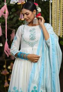 Blanco Anarkali Simple y de tendencia Georgette Full Flair y traje de pantalón de manga y Dupatta Beautiful Color Casual Wear - Product Image 6