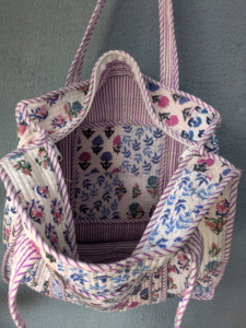 กระเป๋าเดินทางผ้าฝ้ายทำมือสไตล์อินเดียจาก Pinksa ลายพิมพ์บล็อกด้วยมือ ดีไซน์แบบ Patchwork พร้อมสายโซ่ พกพาสะดวก พับเก็บได้ - Product Image 5