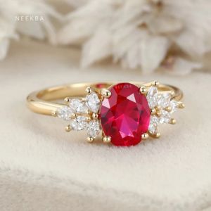 Bague en or massif 10 carats avec rubis de laboratoire de taille ovale 8*6mm, faite à la main, bague en grappe de rubis et de moissanite avec divers tons de métal personnalisables - Product Image 2