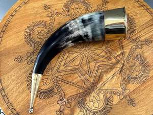 Cuerno para beber de alta calidad de estilo vikingo de gran tamaño con correa de hombro ajustable para Recreaciones históricas a un precio asequible - Product Image 3