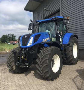 Tracteur New-Hollandds pour les opérations agricoles. - Product Image 1
