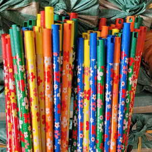 Manche de balai en bois de 8 cm de long, revêtement en PVC, motif floral, couleurs mélangées - Product Image 1